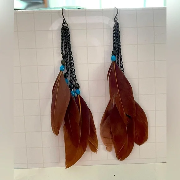 Unique pair of feather earrings - Picture 1 of 2